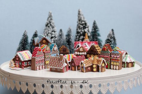 Miniature Gingerbread Houses - Christmas 2014 Stephanie Kilgast, Mini Gingerbread House, Houses Christmas, Gingerbread Village, Dollhouse Christmas, Christmas Clay, Polymer Clay Christmas, Christmas Gingerbread House, Clay Food