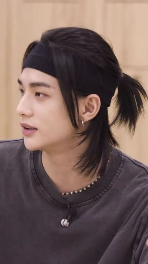 Hungjin Straykids Long Hair, Hyunjin With Long Hair, Kpop Boy Long Hair, Hyujin Hair, Hyunjin Wolf Cut, Kpop Long Hair, Hyunjin Hairstyle, Hyunjin Hair, Hyunjin Long Hair