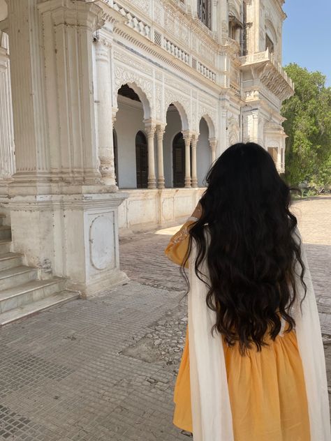 Indian Mahal Aesthetic, Curly Hair Desi Aesthetic, Long Hair Aesthetic Pictures, Desi Brown Aesthetic, South Asian Aesthetic Outfits, Indian Long Hair Aesthetic, Brown Girls Indian Aesthetic, Pakistani Hair Styles, South Asian Culture Aesthetic