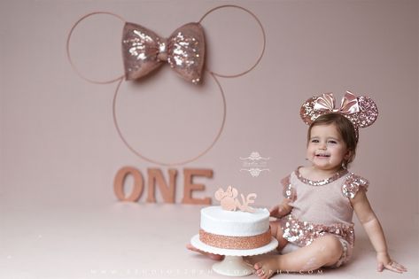 Minnie Mouse Pink Cake Smash, Minnie Mouse Theme Photoshoot, 1st Birthday Photoshoot Minnie Mouse, Minnie Mouse Smash Cake Photoshoot, Minnie Mouse Cake Smash Photography, Disney Cake Smash, Minnie Mouse Photo Shoot Ideas, Minnie Mouse Cake Smash, Minnie Mouse Smash Cake