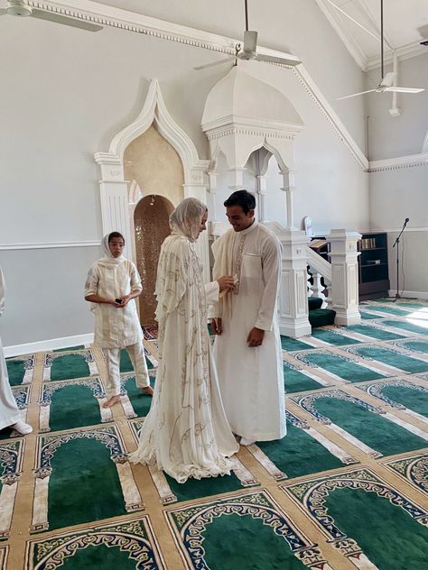 Intimate Nikkah Ideas, Katb Kitab Dress, White Bridal Abaya, Nikkah In Mosque, Masjid Nikkah Decor, Masjid Wedding, Nikah Ceremony Muslim, Mosque Nikkah, Small Nikkah Ideas