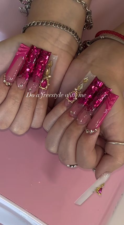 Hot Pink With Gold Nails, Fuschia And Gold Nails, Black Pink Gold Nails, Pink Baddie Nail Ideas, Nails Blinged Out, Magenta Nails Design Color Combos, Y2k Bling Nails, Dark Pink Nails Ideas, Pink Gothic Nails