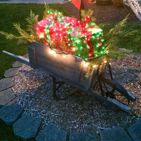 Old Wheelbarrow Ideas, Christmas Wheelbarrow, Swimsuit Wallpaper, Wheelbarrow Decor, Christmas Wagon, Holiday Landscape, Outdoor Christmas Decor Ideas, Gardening Decor, Wheelbarrow Garden