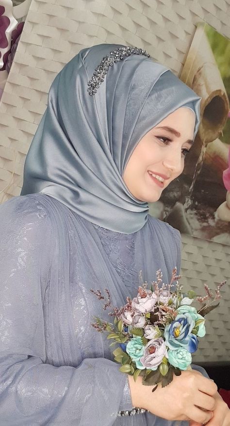 Hijab Style With Gown, Hijab Style For Gown, Sadi Pic, Hijaab Queen, Saree With Hijab, Hijab Styles For Party, Look 2023, Wedding Hijab Styles, Bridal Hijab Styles