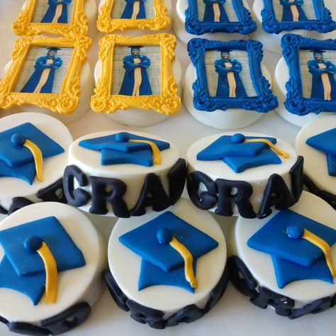 Graduation Chocolate Covered Oreos, Grad Strawberries, Prom Treats, Graduation Rice Krispie Treats, Pretzel Ideas, Kindergarten Graduation Cake, Graduation Party Treats, Graduation Cake Pops, Cake Pucks