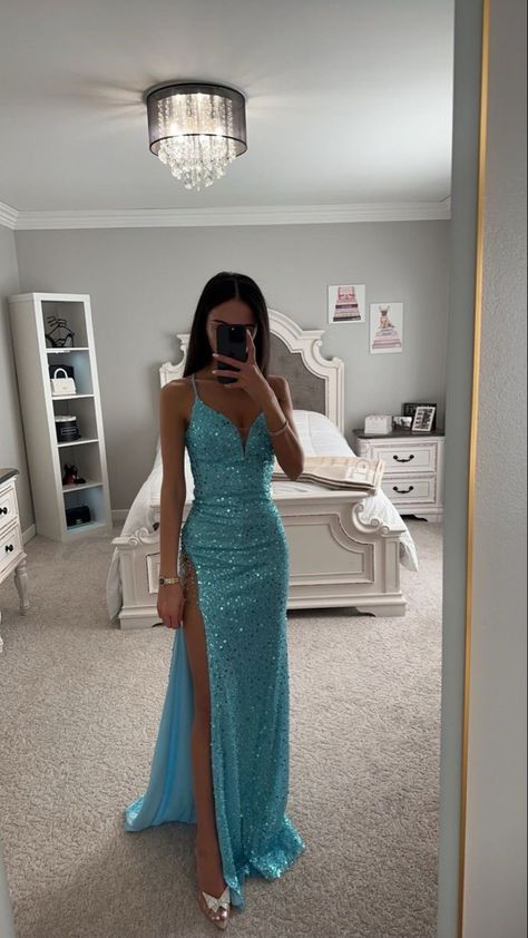 Slim Fitting Prom Dresses, Dream Prom Dresses, Best Prom Dress, Iridescent Sequin Dress, Pretty Formal Dresses, Long Homecoming Dresses, Matric Dance Dresses, Hoco Dresses Long, Dream Prom Dress