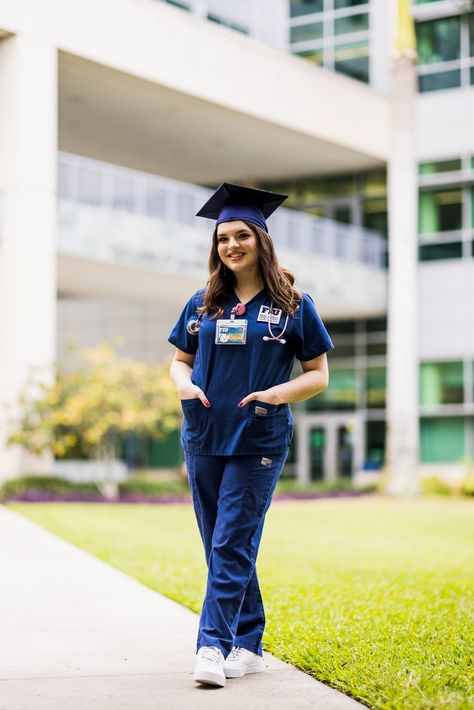 Cute Graduation Poses, Scrubs Aesthetic, Nursing School Outfit, Nursing School Aesthetic, Aesthetic Nursing, Nursing Photography, Nursing School Graduation Pictures, Medical Graduation, Nursing Pictures