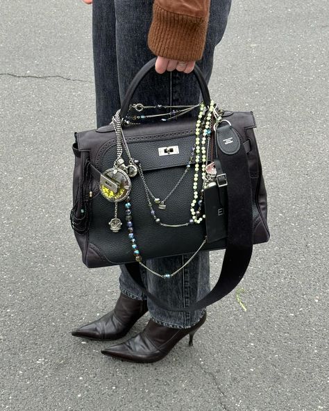 The Jane birkin way Black Bag With Charms, Birkinfied Bag, Jane Birkin Style Bag, Jane Birkin Bag Aesthetic, Jane Birkin Bag, Jane Birkin Aesthetic, Random Trinkets, Style Jane Birkin, Birken Bag