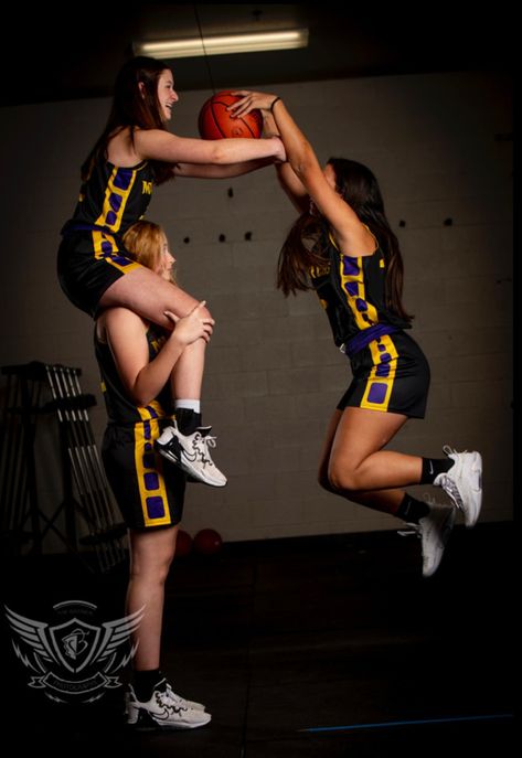 Media Pictures Basketball, Media Day Poses Basketball 3 People, Basketball Buddy Pictures, Basketball Picture Ideas Women, Senior Picture Ideas Sports Basketball, Basketball Pics Ideas, Basketball Duo Poses, Basketball Pictures Poses Duo, Basketball Group Pictures