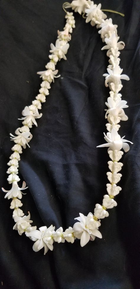 White crown flower lei with tucks of tuberose for fragrance Crown Flower Lei, Hawaiian Flower Crown, Lei Diy, Wedding Lei, Tropical Bridal Bouquet, Graduation Leis Diy, Haku Lei, Lei Ideas, Lei Making