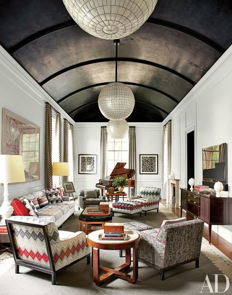 Gambrel and architect Oliver Cope brought an Old Westbury, New York, estate back to life. In the family room, vintage capiz-shell globe lanterns hang from the newly vaulted ceiling | archdigest.com Villa Interiors, Vaulted Ceiling Ideas, Barrel Vault Ceiling, New York Townhouse, Ceiling Details, Barrel Ceiling, Old Westbury, Deco House, Design Salon