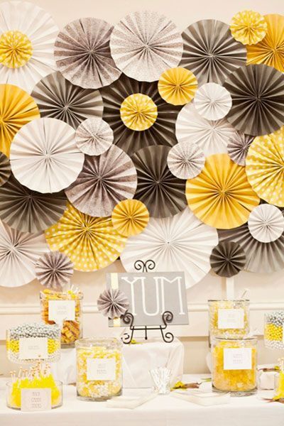 statt gelb türkis? Pinwheels Paper, Folding Origami, Paper Flower Decor, Paper Fans, Yellow Wedding, Wedding Deco, Trendy Wedding, Wedding Backdrop, Fun Decor