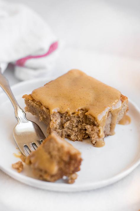 This Vegan Banana Spice Cake is an incredibly moist & tender gluten free cake that's topped with a sweet peanut butter glaze! Banana Spice Cake, Banana Cake Vegan, Peanut Butter Glaze, Apple Spice Cake, Butter Glaze, Bourbon Glaze, Apple Recipes Easy, Peanut Butter Pumpkin, Apple Spice