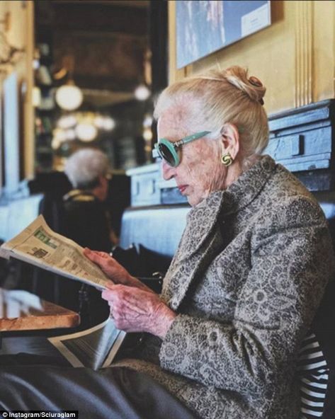 The word 'scuira' means a rich and fashionable older lady in local Milanese slang. Picture... The Maxx, Older Women Fashion, Advanced Style, Italy Fashion, Older Fashion, Old Woman, Aging Beautifully, Style Mistakes, Fashion Classy