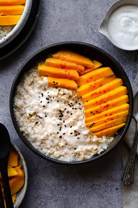 Mango Sticky Rice Oatmeal - Upbeet Anisha Mango Oatmeal, Asian Breakfast, Fancy Breakfast, Strawberry Oatmeal, Mango Sticky Rice, Carrot Cake Oatmeal, Caramelized Bananas, Coconut Sauce, Simple Breakfast