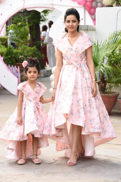 Twinning Outfits Mother Daughters Gown, Mom And Daughter Dresses Western, Mom Daughter Birthday Outfits, Mother And Daughter Dress Ideas, Mom Daughter Matching Dresses Indian, Birthday Party Dress For Mom, Kids Long Frocks Design, Mom And Daughter Dresses Indian, Mother Daughter Twinning Dresses