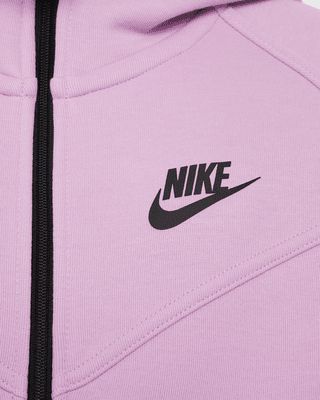 Cold weather doesn't stand a chance against you and Tech Fleece. Our premium, lightweight fleece–smooth both inside and out–gives you plenty of warmth without adding bulk. From ski trips to sledding and making the most of cold days at school, this cozy hoodie is the easy way to turn cold days into cozy ones. Shown: Beyond Pink/Black/Black Style: FD2980-632 Pink Nike Tech, Nike Sportswear Tech Fleece, Ski Trips, Pink Nikes, Cozy Hoodie, Nike Tech, Tech Fleece, Ski Trip, Black Style