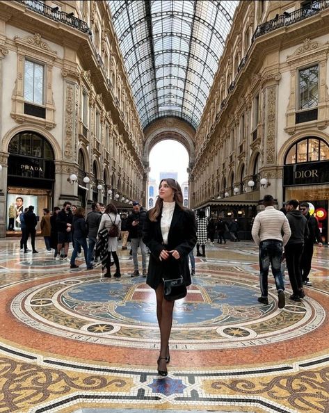 Outfits To Wear In Italy, Almafi Coast Italy, Italy In November, Milan Instagram, What To Wear In Italy, Italy Travel Outfit, Milan Travel, Streetwear Styles, Milan Street Style