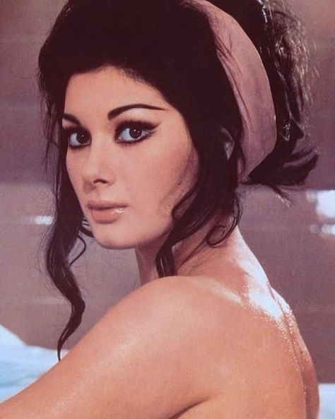 Edwige Fenech, 1969 . . . . . . . #edwigefenech #70sfashion #vintagevibes #70s #60s #classicbeauty #vintage #retro #beauty #silverscreen… 1970s Makeup, Italian Makeup, 1960s Makeup, Edwige Fenech, Klasik Hollywood, Vintage Makeup Looks, 60s Makeup, 70s Makeup, Retro Makeup