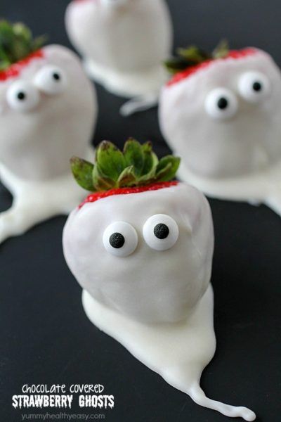 Chocolate Covered Strawberry Ghosts Halloween Strawberries, Kids Snacks Ideas, Strawberry Ghosts, Halloween Classroom Treats, Halloween Treats To Make, Halloween Appetizers Easy, Spooky Halloween Food, Halloween Party Appetizers, Halloween Food Appetizers