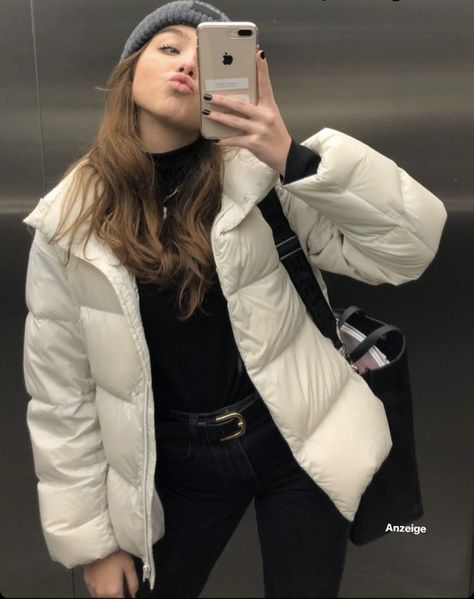 Styling Puffer Jacket Women, Oversize Winter Coat, Styling White Puffer Jacket, Cream Puffer Jacket Outfit Winter, Puffer Jacket Women Outfits, White Winter Jacket Outfit, White Puffer Jacket Outfit Winter, White Parka Outfit, White Puffy Jacket Outfit