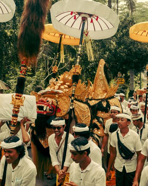 The spirits of ancestors are said to return during the Galungan festival, which lights up Bali as it celebrates the triumph of good over evil. As festivities begin, discover a mysterious sense of release in the traditions and rituals of this spiritual land, heading deep into the valley in search of Amandari's 1,300-year-old stone tiger – a permanent reminder of the blessing bestowed on the village by a 7th-century Indian priest. Bali Festival, Spiritual Retreat, The Blessing, Finding Balance, Missions Trip, French Photographers, Paradise Island, Old Stone, Balinese