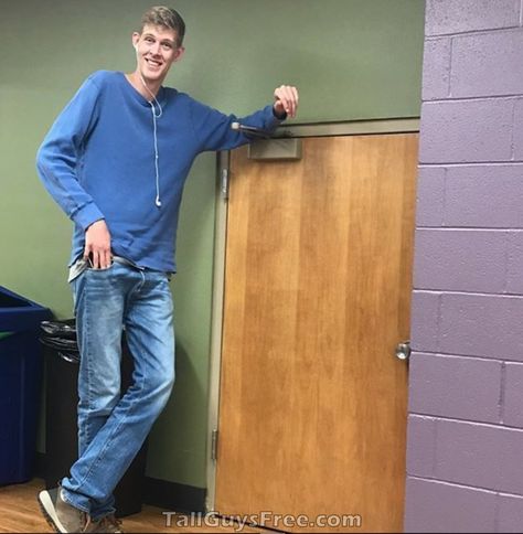 Giant lanky man doorway Lanky Guy, Aesthetic Character Inspiration, Lanky Man, Basket Boy, Height Comparison, Tall People Problems, Tallest Man, Giant People, Alton Illinois