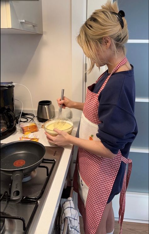 Cooking Girlfriend Aesthetic, A Girl Cooking Aesthetic, Stay At Home Girl Aesthetic, Kitchen Selfie Ideas, Dink Aesthetic, People Cooking Aesthetic, Baker Girl Aesthetic, Normal Girl Aesthetic, Woman Cooking Aesthetic