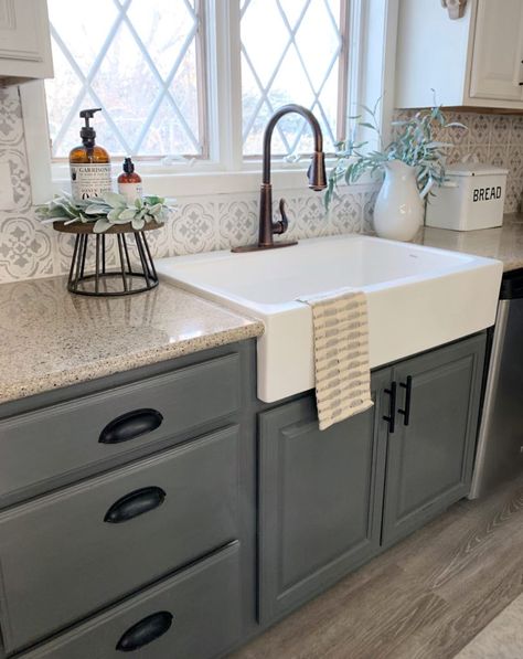 Farmhouse Chic Kitchen, Kitchen Sink Decor, White Farmhouse Sink, Sink Decor, Addition Ideas, Kitchen Styles, Farmhouse Kitchen Design, Dream Pools, Farmhouse Sink Kitchen