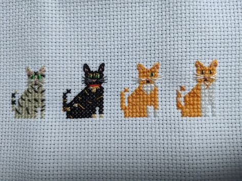 Tiny Cat Cross Stitch, Small Cat Cross Stitch, Cross Stitch Cats, Cross Stitch Patterns Free Easy, Cats Cross Stitch, Cross Stitch Cat, Art Yarn Weaving, Cross Stitch Family, Tiny Cross Stitch