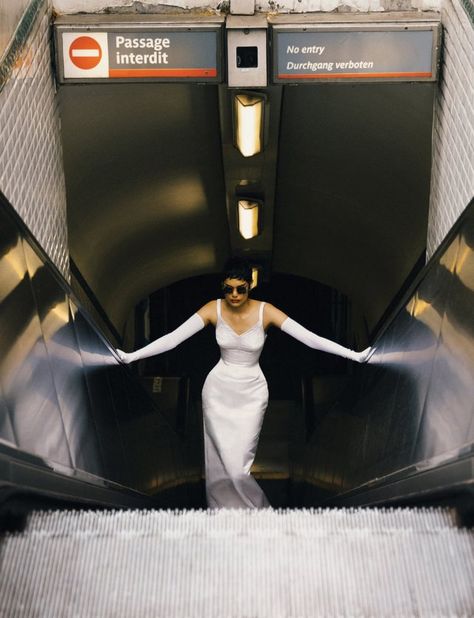 Runaway Bride, Vogue Editorial, Richard Quinn, Vogue China, Street Fashion Photography, 인물 사진, City Style, Fashion Photoshoot, Fashion Shoot