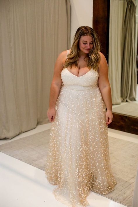 Plus Size Beach Wedding Dress, Wedding Dress For Curvy Brides, Tips For Wedding Dress Shopping, Lace Boho Wedding Dress, Plus Size Wedding Gown, Fitted Lace Wedding Dress, Plus Size Lace Dress, Plus Wedding Dresses, Plus Size Beach