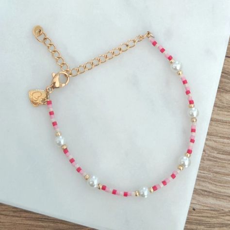 Beads Bracelets Designs, Little Bead Bracelet Ideas, Seed Glass Bead Bracelet, Pearl Bead Jewelry, Beaded Jewellery Diy, Peals Jewelry, Pearl Beads Bracelet, Bead Bracelets Designs, Bracelet Ideas Pink