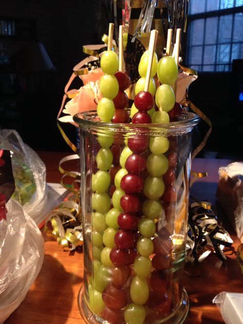 Grape skewers for midnight on New Year's Eve Grapes For New Years Eve, New Years Small Party Ideas, Grapes New Years Eve, Nye Grapes, Hawaiian New Years Eve Party, New Years Food Table, New Years Eve Buffet Table, New Years Eve Gift Ideas, Snacks For New Years Eve Party