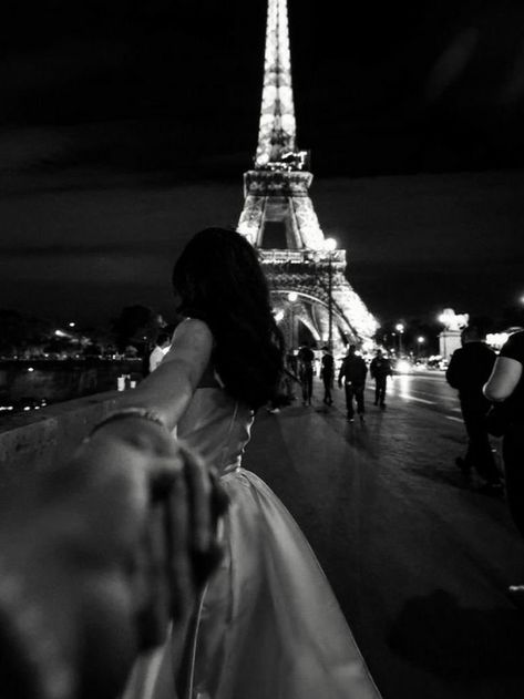 Paris Picture Ideas, Paris Engagement Photos, Couples City, Paris Photo Ideas, Paris Romance, Rose Calloway, Paris Couple, Paris Photoshoot, Black And White Couples