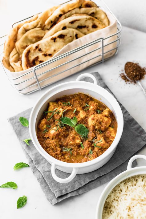 Indian Chicken Curry with Naan Bread Curry And Naan, Naan Bread Recipes, Kerala Chicken Curry, Indian Chicken Curry Recipe, Homemade Naan, Recipes With Naan Bread, Chicken Treats, Vindaloo, Indian Chicken