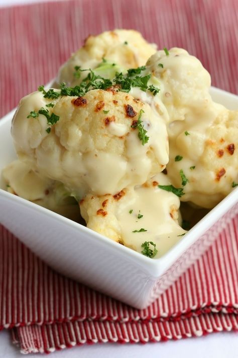 Cauliflower and white sauce are an extremely tasty combination. Cauliflower White Sauce, Colliflower Recipes, Bechamel Recipe, Vegetarian Entree, Bechamel Sauce Recipe, Breadcrumb Topping, White Sauce Recipes, Cauliflower Gratin, Steamed Cauliflower