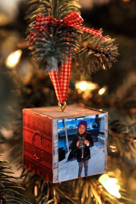 Diy Photo Cube, Diy Photo Ornaments, Kodak Pictures, Picture Cube, Photo Cube, Photo Cubes, Picture Ornaments, Ornament Diy, Wooden Cubes