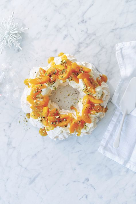 Peach Pavlova, Wreath Pavlova, Cream Wreath, Meringue Roulade, Holiday Desserts Christmas, Peach Puree, Peaches And Cream, Small Food Processor, Peach Slices