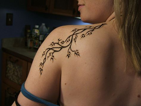 Shoulder Henna, Back Henna, Small Henna Tattoos, Henna Tattoo Ideas, Henna Tattoo Design, Wrist Henna, Tattoo Design For Hand, Cute Henna Tattoos, Henna Designs Wrist