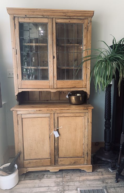 Lovely British antique pine Kitchen dresser with leaded glass windows. Pine Kitchen Cabinets, Vintage China Cabinets, French Vintage Decor, French Apartment, Pine Kitchen, Painted Cupboards, Leaded Glass Windows, British Home, Kitchen Dresser