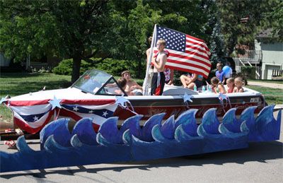 Actual boat with moving waves and person behind "water skiing" with a skateboard Parade Float Theme, Golf Cart Decorations, Fourth Of July Parade, Homecoming Floats, Skip To My Lou, Boat Parade, 4th Of July Parade, Ski Boats, Parade Float