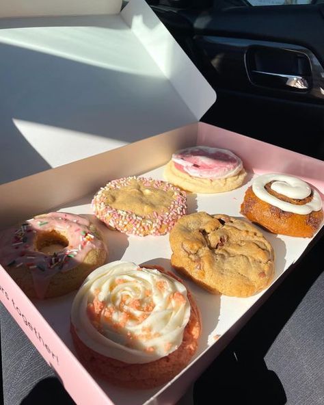 breanna on Instagram: "This week’s Crumbl Cookies lineup is Pink Velvet Cake, Cake Batter Blondie, Pink Doughnut, and Raspberry Lemonade! ✨💗 Pink Velvet Cake 🧁: A velvety soft pink sugar cookie topped with a layer of cream cheese frosting and pink velvet cookie crumbs. Rating: 7.5/10 Cake Batter Blondie 🎂: A perfectly smooth cookie packed with white drops and a delightful splash of pink and white sprinkles. Rating: 6/10 Pink Doughnut 🍩: A soft vanilla cookie topped with a pink glaze, a splas Cookies Cream, Cake Batter Blondie Crumbl Cookie, This Weeks Crumbl Cookies, Crumbl Cookies Of The Week, Crumbles Cookies, Pink Crumbl Cookie, Cookies Crumbl, Cream Cookies, Cookies Crumble