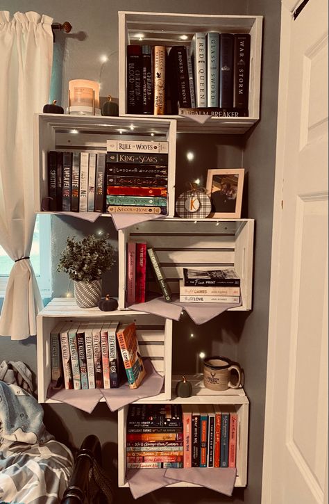 Master Room Bookshelf, Diy Bookshelf Floating, Diy Rv Bookshelf, Diy Bookshelves Ideas Bedroom, Bookshelf On Wall Aesthetic, Diy Small Bookshelf Easy, Aesthetic Book Shelves Ideas, College Dorm Bookshelf, Cool Bookshelves Small Spaces