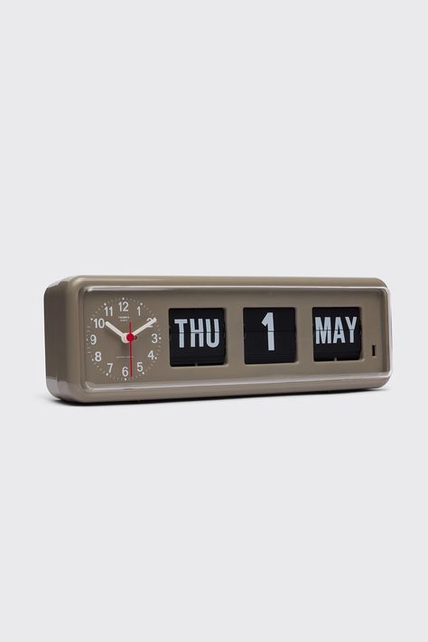 The original and only calendar flip clock still made in Twemco’s home of Hong Kong after more than 50 years. Supremely simple and highly legible, a no-fuss time teller that has become an icon thanks to worldwide adoration.Dimension: 430 x 110 x 75 mmWeight: 600gHeight of number plates: 35 mmHeigh... Retro Digital Clock, Retro Clocks, Flip Calendar, Bedside Clock, Vintage Calendar, Things I Need To Buy, Retro Gadgets, Number Plates, Future Apartment Decor