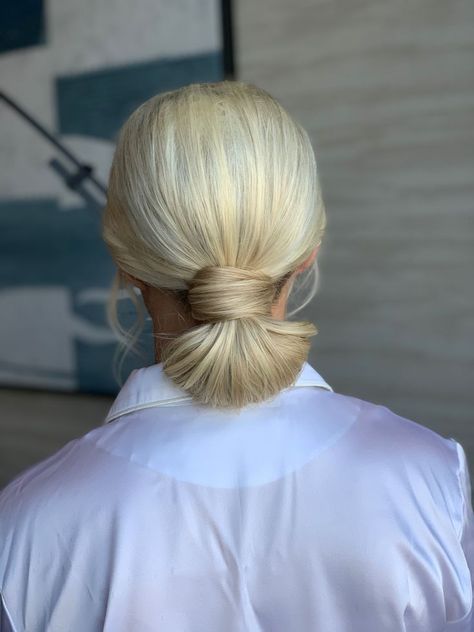 Keep up with the trend with this beautiful loop bun created by The Styling Stewardess. Perfect for a sleek bridal updo or for bridesmaids inspiration hair, hairstyle, bride hair, bridesmaids hair, updo, looped bun, blonde bridal hair, hair inspiration, bride inspo Stewardess Hairstyle, Sleek Bridal Updo, Bridesmaids Hair Updo, Sleek Chignon, Blonde Bridal Hair, Trendy Bun, Updos Bridal, Hair Bridesmaids, Hairstyles For Weddings