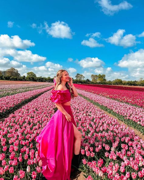 🌸 Raluca ✨London✨Travel 🌸 on Instagram: “Looking forward to the weekend like 🌷🌷🌷so many of you texted me thinking my tulip pics where taken in Amsterdam but sorry to disappoint but…” Tulip Photoshoot Photo Ideas, Tulip Field Photoshoot, Tulip Photoshoot, Sunflower Maze, Tulip Farm, Flower Picking, Tulip Field, Inspiration Portrait, Tulip Garden