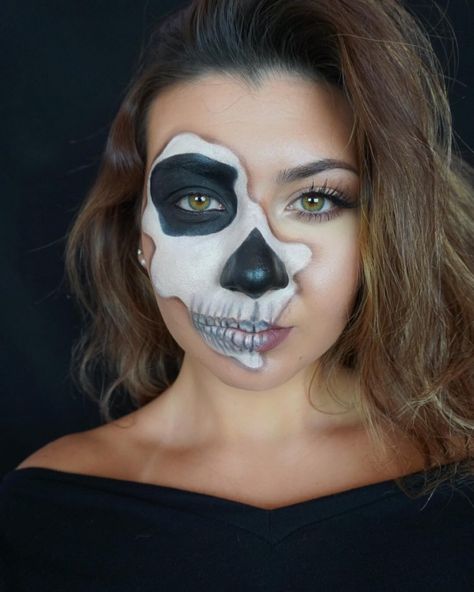 Simple Skeleton Face Paint, Skeleton Face Paint Women, Half Skeleton Makeup Easy, Simple Skeleton Makeup, Skeleton Makeup Diy, Tiktok Makeup Looks, Skull Face Halloween, Pretty Skeleton Makeup, Half Skeleton Makeup