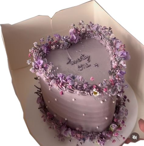 Lilac Vintage Cake, Lilac Cake Ideas, Lilac Birthday Party Ideas, Pastel Purple Cake, Purple Vintage Cake, Lavender Cakes, Birthday Girl Aesthetic, Birthday Cake Purple, Pretty Pastries