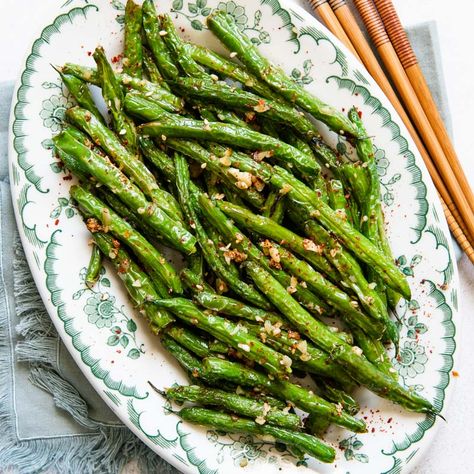 Chinese Garlic Green Beans - flash fried green beans that are sautéed with garlic Green Bean Recipes Asian, Cabbage Potstickers, Chinese Green Bean Recipes, Chinese Garlic Green Beans, Garlic Beans, String Bean Recipes, Chinese Green Beans, Healthy Nibbles, Friendsgiving Recipes